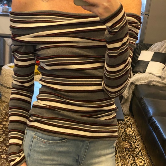 Off the shoulder sweater - Picture 2 of 5